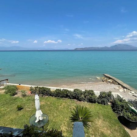Stunning Beachfront Apartment Stratos Nerántza Extérieur photo