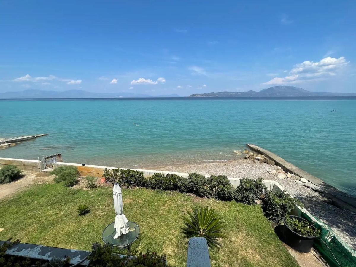 Stunning Beachfront Apartment Stratos Nerántza Extérieur photo