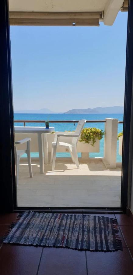 Stunning Beachfront Apartment Stratos Nerántza Extérieur photo