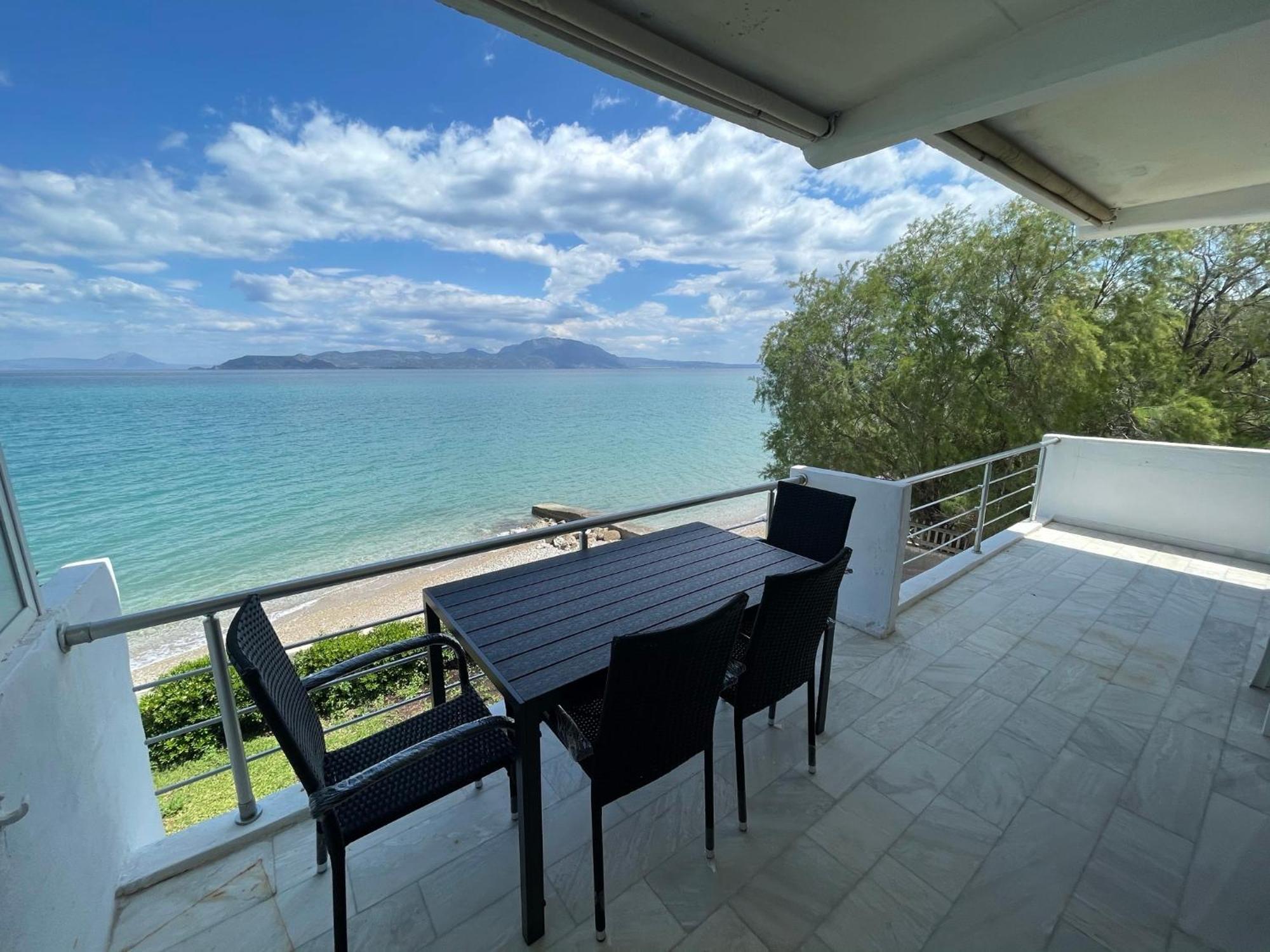 Stunning Beachfront Apartment Stratos Nerántza Extérieur photo